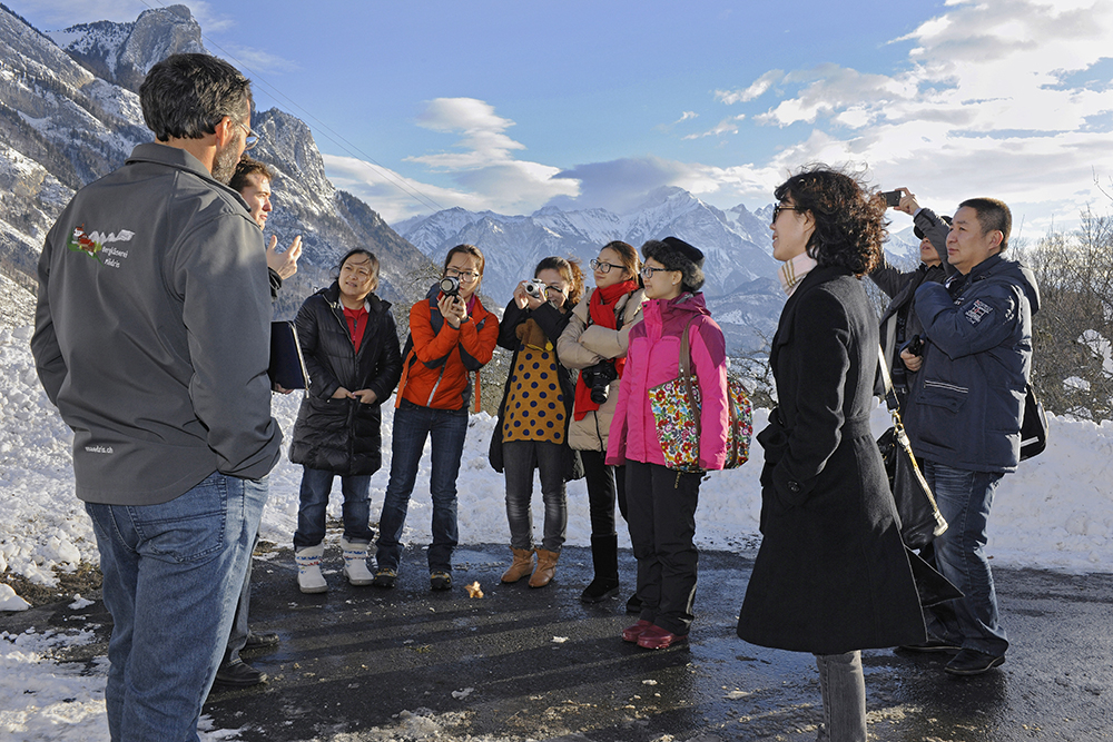 Reisefachspezialisten aus China besuchen die Bergkäserei. Bild: Comet Photoshopping GmbH, Ueli Meier